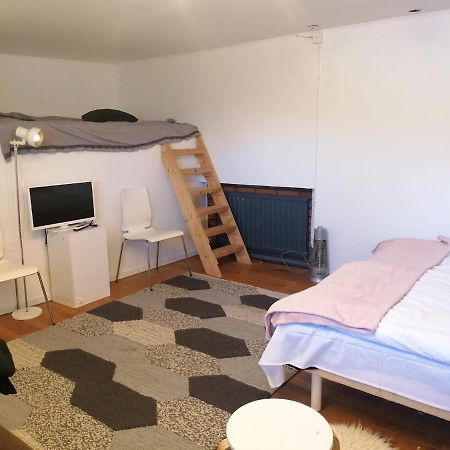 Ett Rums Laegenhet Med Egen Ingang, Parkering Örebro Exterior foto