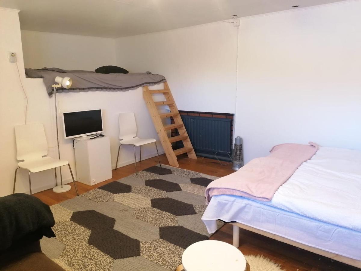 Ett Rums Laegenhet Med Egen Ingang, Parkering Apartamento Örebro Exterior foto