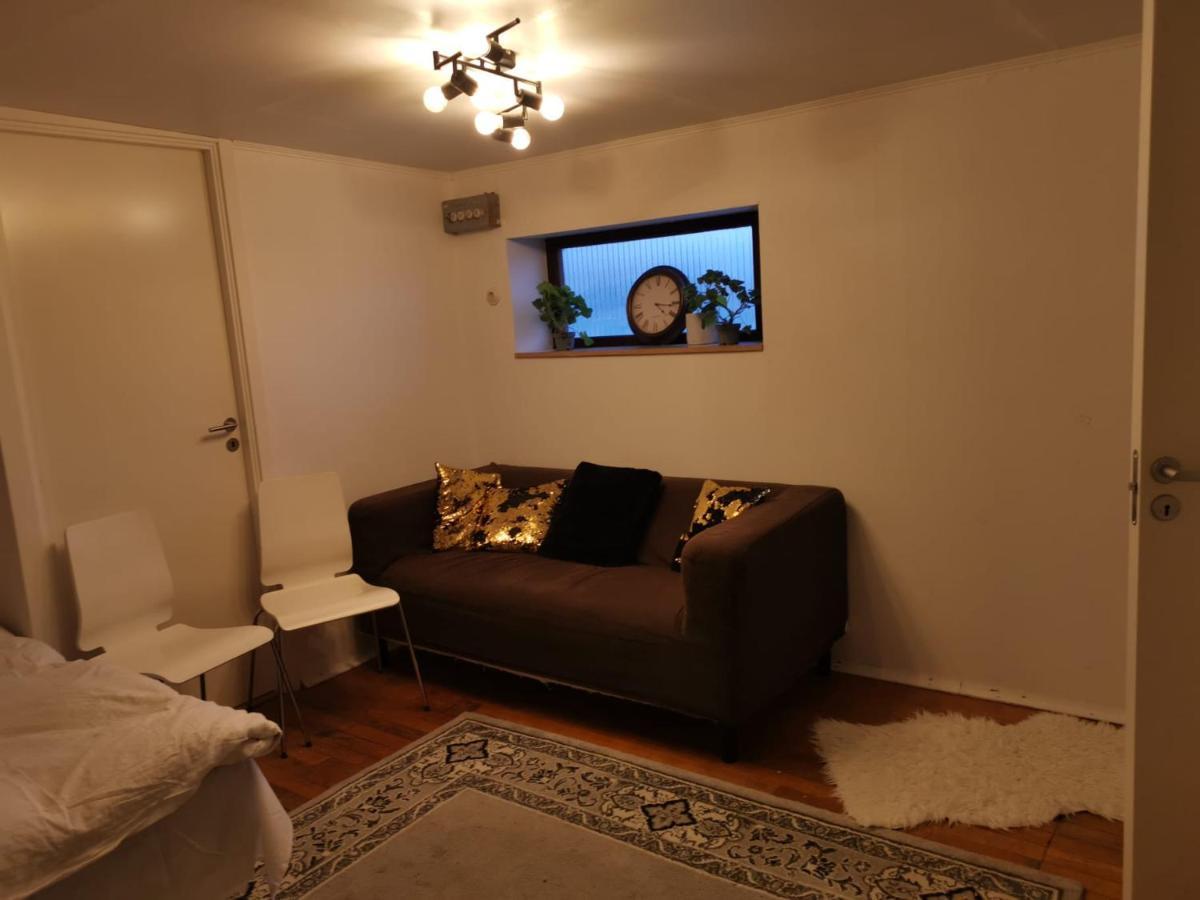 Ett Rums Laegenhet Med Egen Ingang, Parkering Örebro Exterior foto