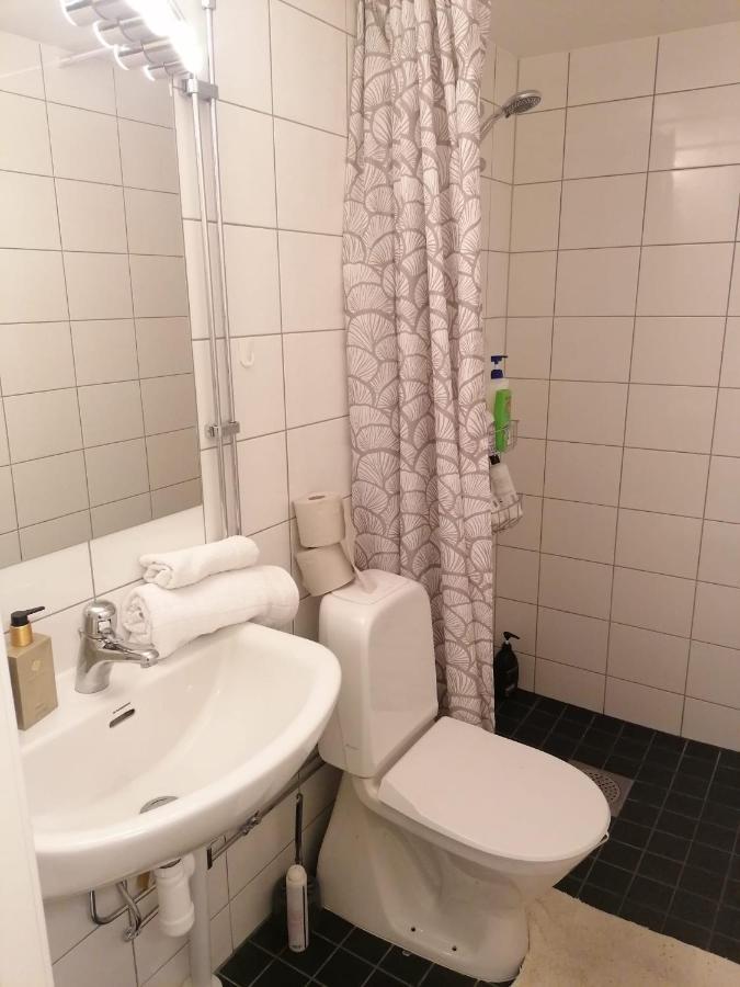 Ett Rums Laegenhet Med Egen Ingang, Parkering Apartamento Örebro Exterior foto